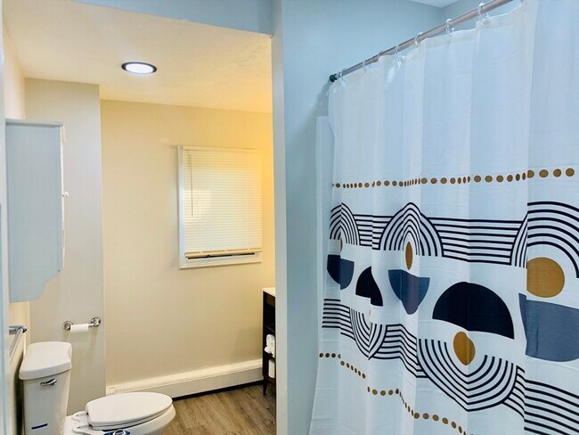 Building Photo - 400 Charles St