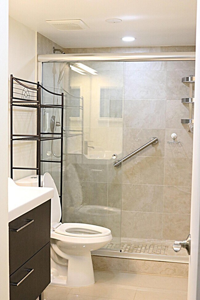 Building Photo - 230 NE 26th Ave