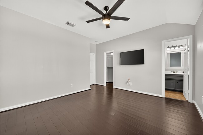 Building Photo - 1127 W 24th St