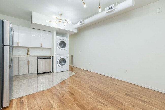 Building Photo - 1424 W Girard Ave