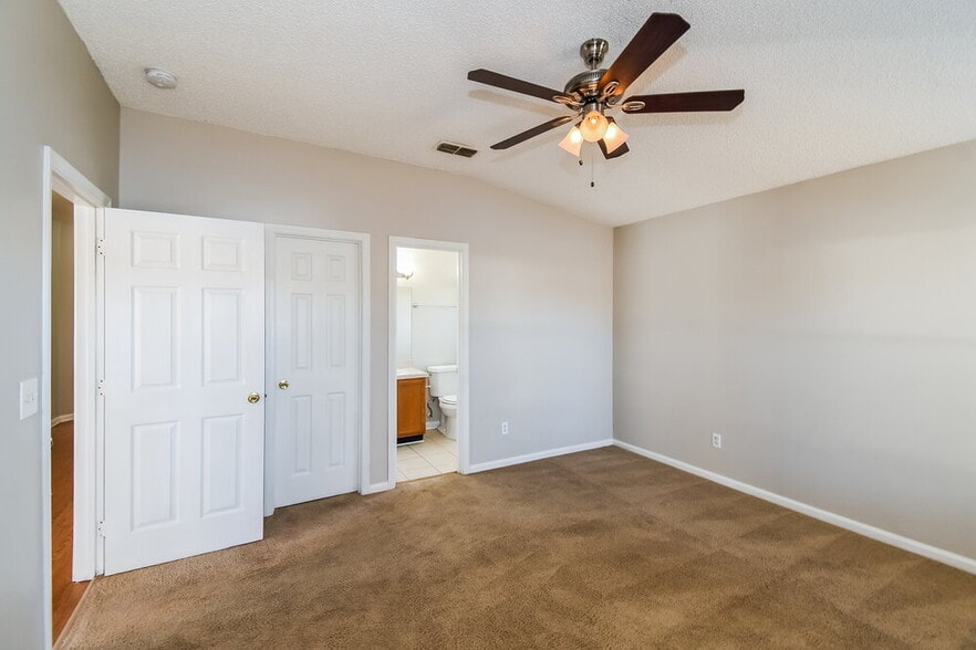 Building Photo - 7533 International Village Dr