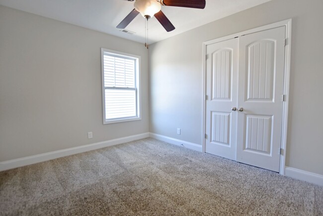 Building Photo - Pet Friendly Three Bedroom!