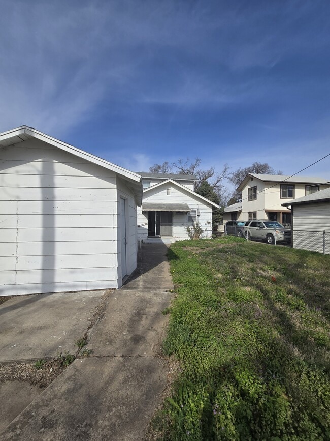 Building Photo - 526 N Martinson Ave