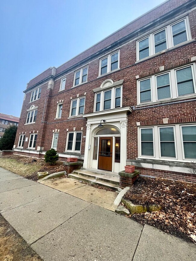Building Photo - 1725 E Park Place