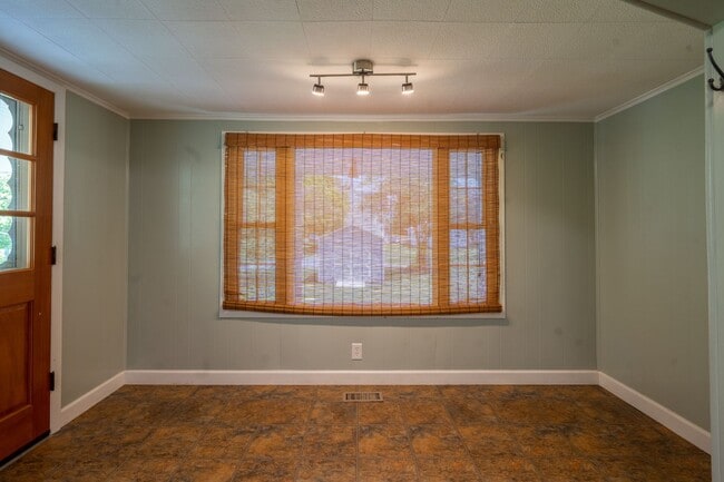 Building Photo - 3 bed and 1 bath house with fenced yard  i...