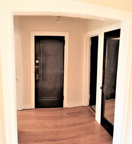 Building Photo - 4913 N Damen Ave