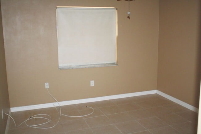 Building Photo - Completely Updated Condo