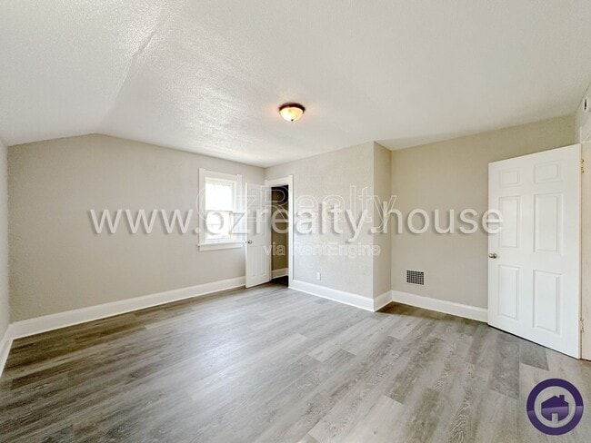 Building Photo - 209 Eldred Ave