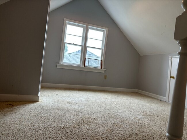 Building Photo - 3 Bedroom on large lot