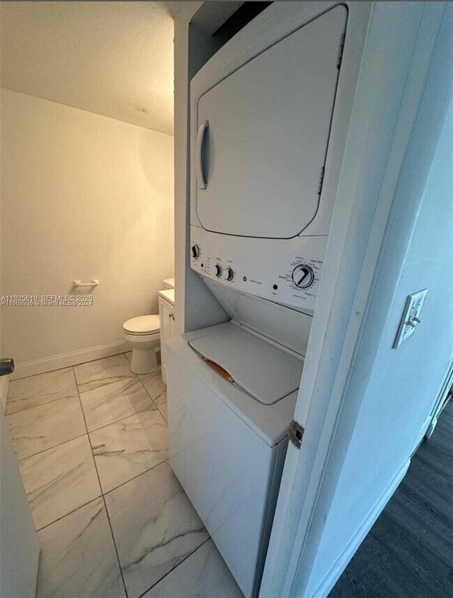 Building Photo - 4164 Inverrary Dr