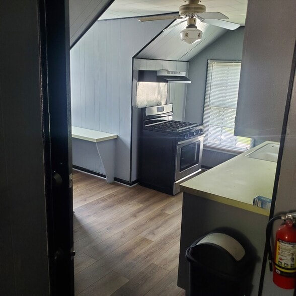 Clean, comfortable kitchen - 314 Julia St