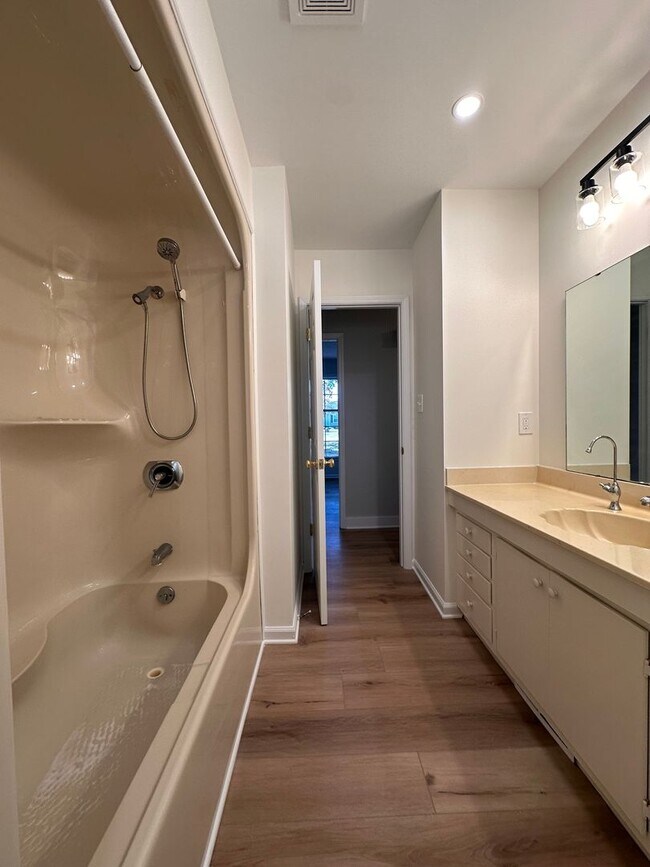 Building Photo - Home on High Tide