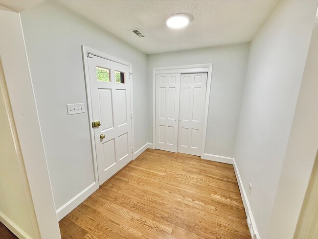 Building Photo - Beautiful 3 Bed 2 Bath Home Located Right ...