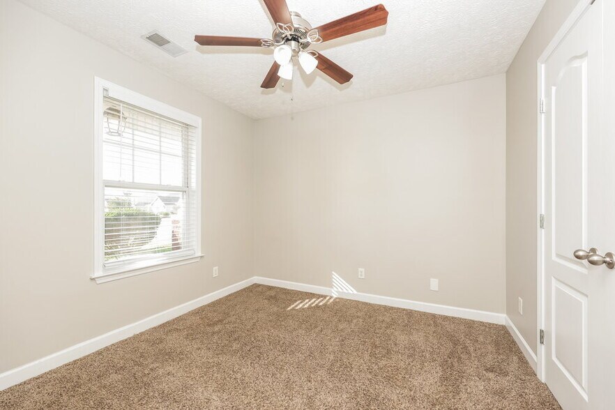 Building Photo - 1516 Beaconcrest Cir