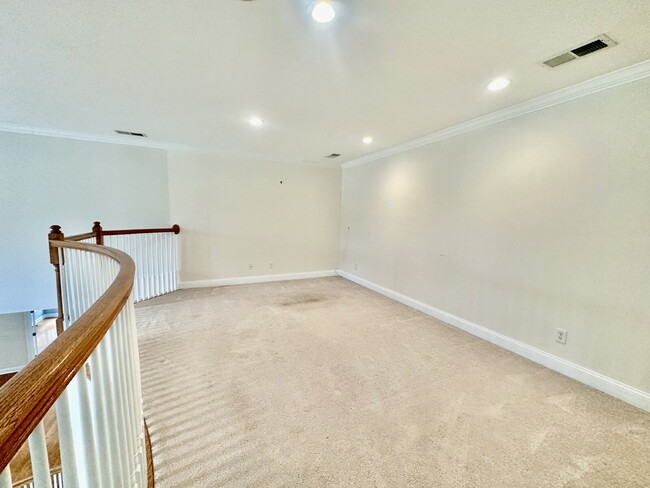 Building Photo - Three Bedroom Carriage House in Hampton Hall!