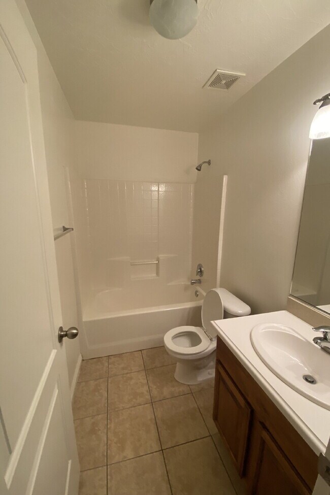 Building Photo - "Charming 2-Bed/2-Bath Townhouse in Prime Saint George Location with 1300 Sq Ft of Comfortable Li...