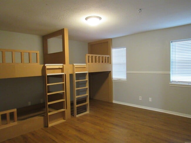 Building Photo - 303 Merganzer Dr