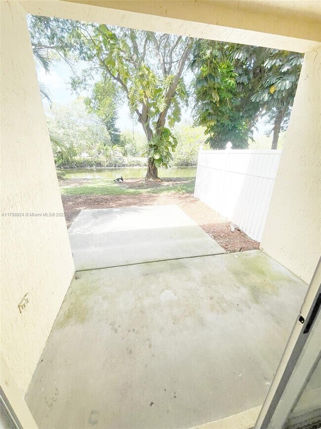 Building Photo - 285 River Bluff Ln