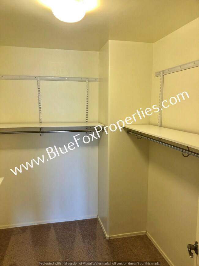 Building Photo - 9009 W Rolling Springs Dr