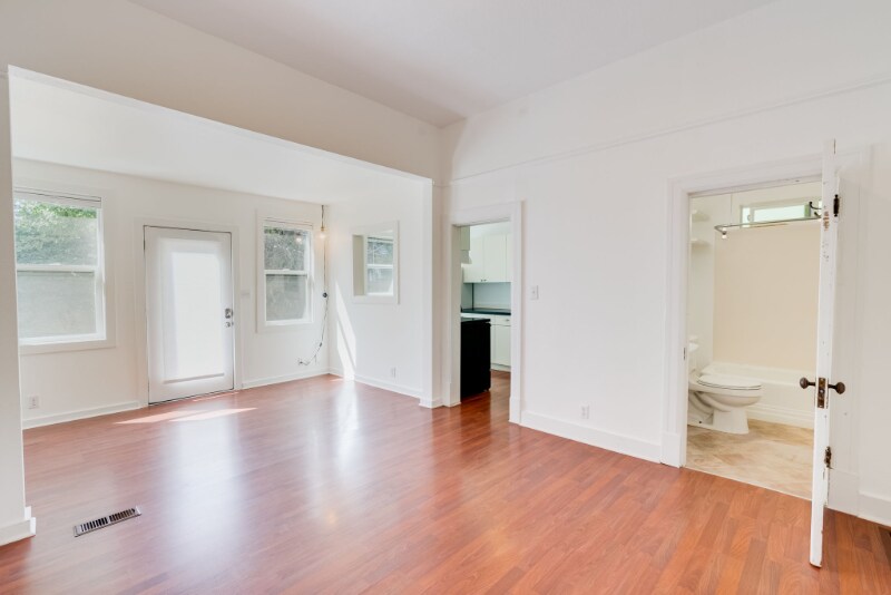 Building Photo - 1527 24th Ave