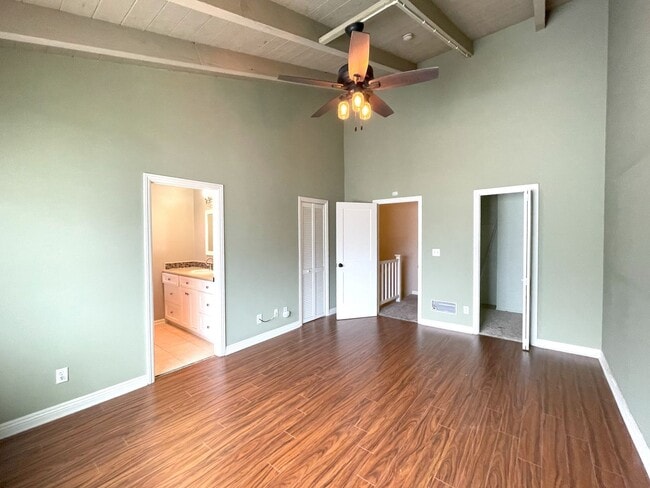 Building Photo - Updated 2 bedroom split level townhome