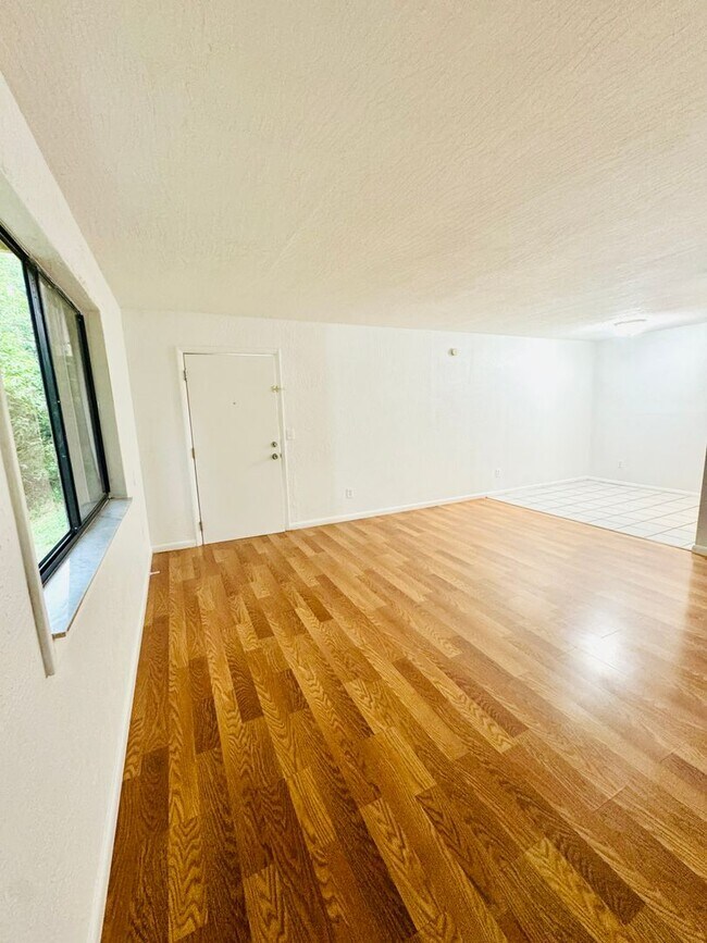 Building Photo - Spacious Ground-Floor 2-Bed/2-Bath Condo in Gated Community!