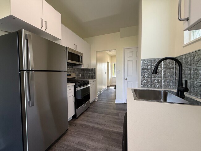 Building Photo - Updated 3BR 1.5 bath house with office/ of...