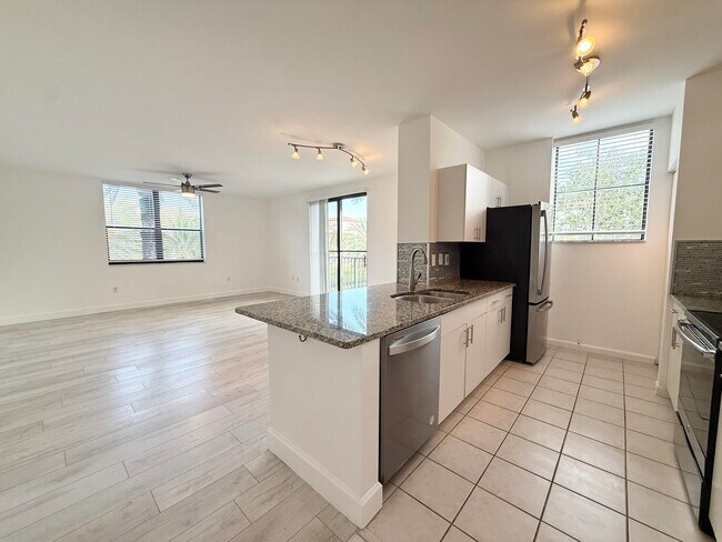 Building Photo - 630 S Sapodilla Ave