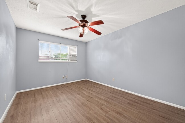 Building Photo - 4003 W Valley Dr