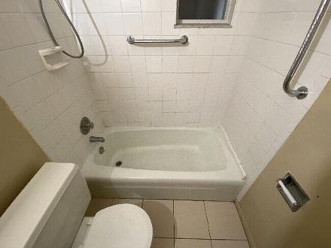 Building Photo - Excellent 2/1 Duplex in Desirable Area