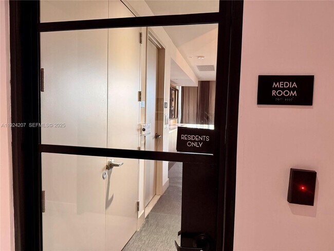 Building Photo - 121 NE 34th St