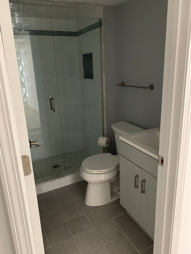 Building Photo - BEAUTIFUL 2 BED CONDO IN HEART OF LIVONIA
