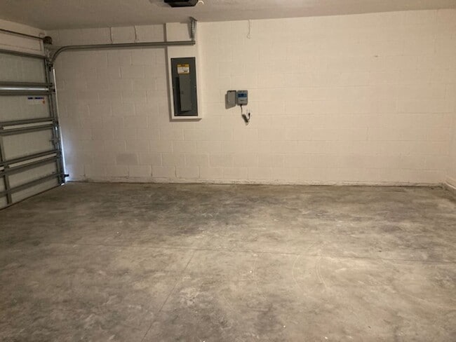 Building Photo - Like New 3/2/2 house with a screened in porch.