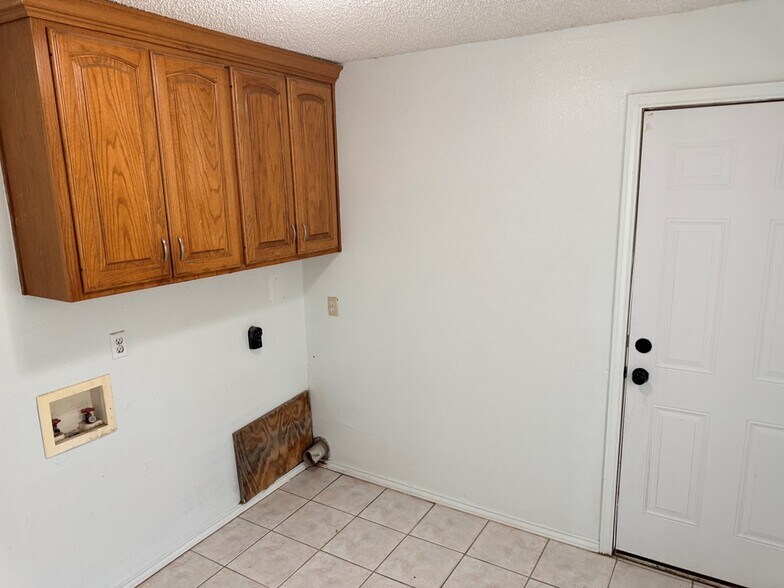 Building Photo - 2501 Redbud Ave