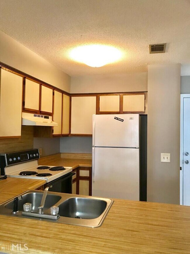 Building Photo - 202 Eagles Ct