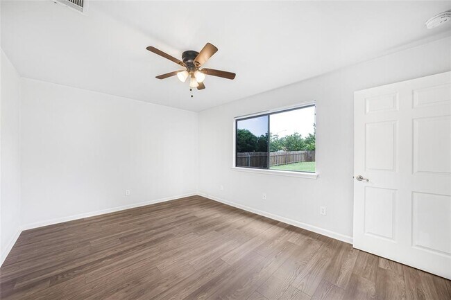 Building Photo - 914 Peggotty Pl