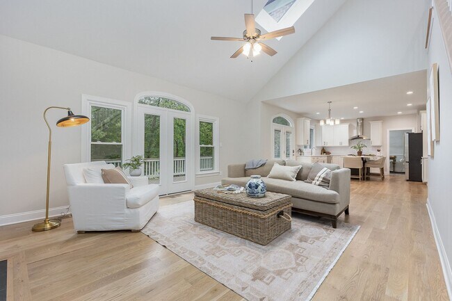 Building Photo - Stylish Renovation with Golf Course Views ...