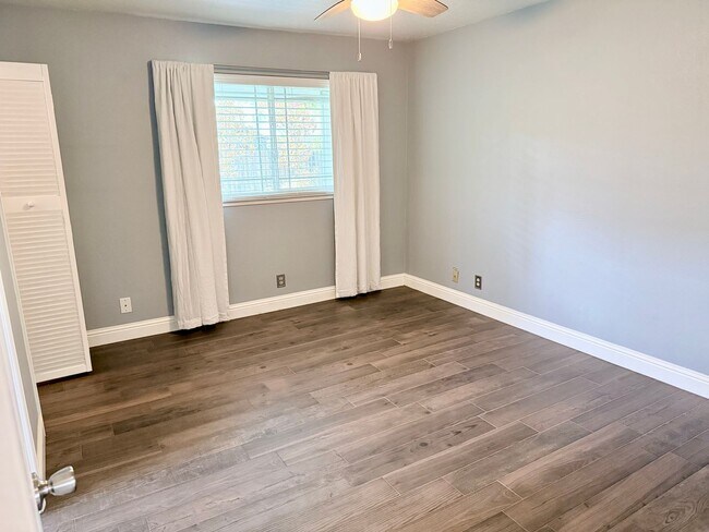 Building Photo - 906 Oak Ridge Dr