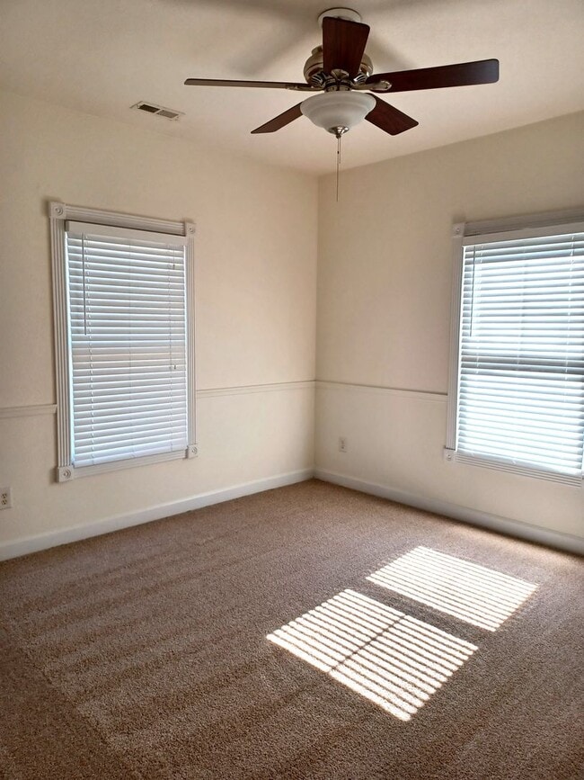 Building Photo - Spacious 4 Bedroom in Chics Beach