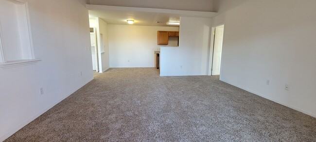 Building Photo - 2 Bedroom Condo near Air Force Base