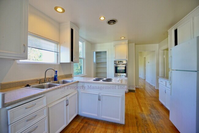 Building Photo - Victorian Style Home Close to Downtown