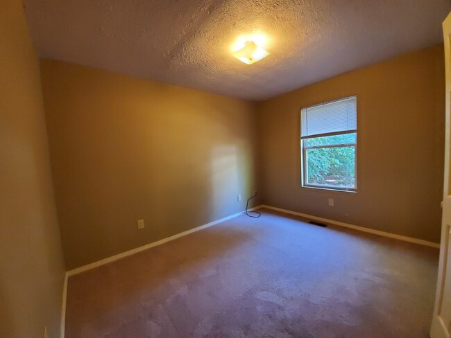 Building Photo - 4 bedroom, 2 bathroom duplex.