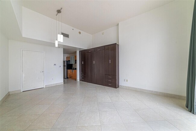 Building Photo - 1750 N Bayshore Dr