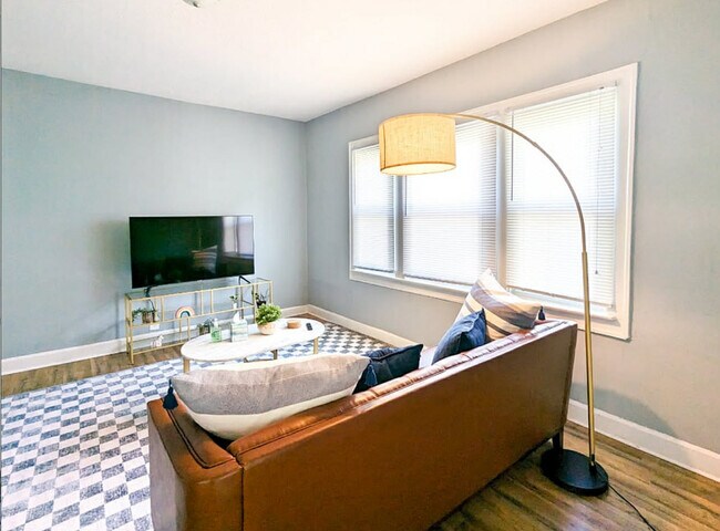 Building Photo - 911 E 49th St