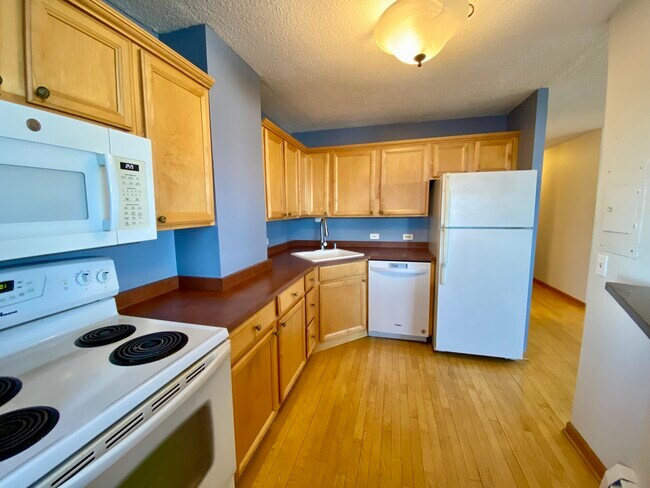 Building Photo - 1919 N Summit Ave