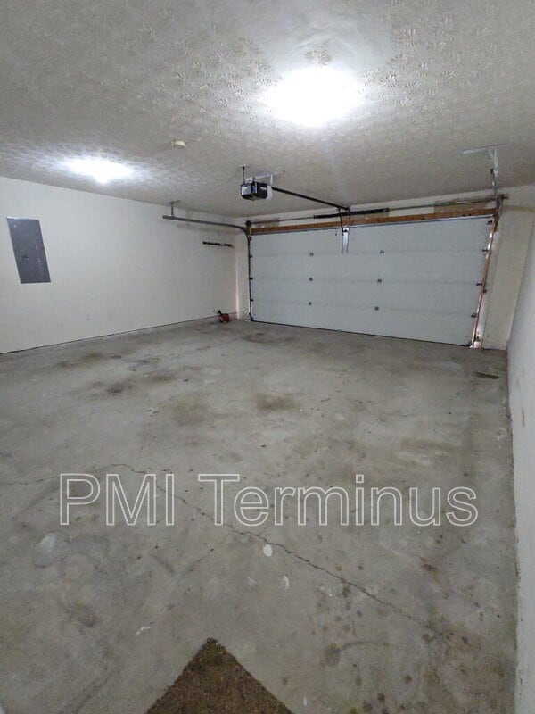 Building Photo - 6122 Farmwood Way SE