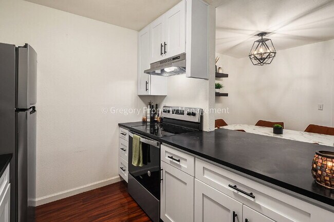 Building Photo - 12415 NE 130th Ct