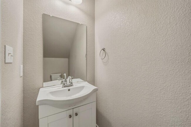 Building Photo - 197 Eves Necklace Dr.