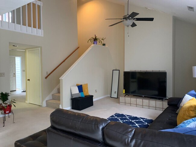 Building Photo - *Price Reduced* 2 Bedroom 2.5 Bath Townhou...