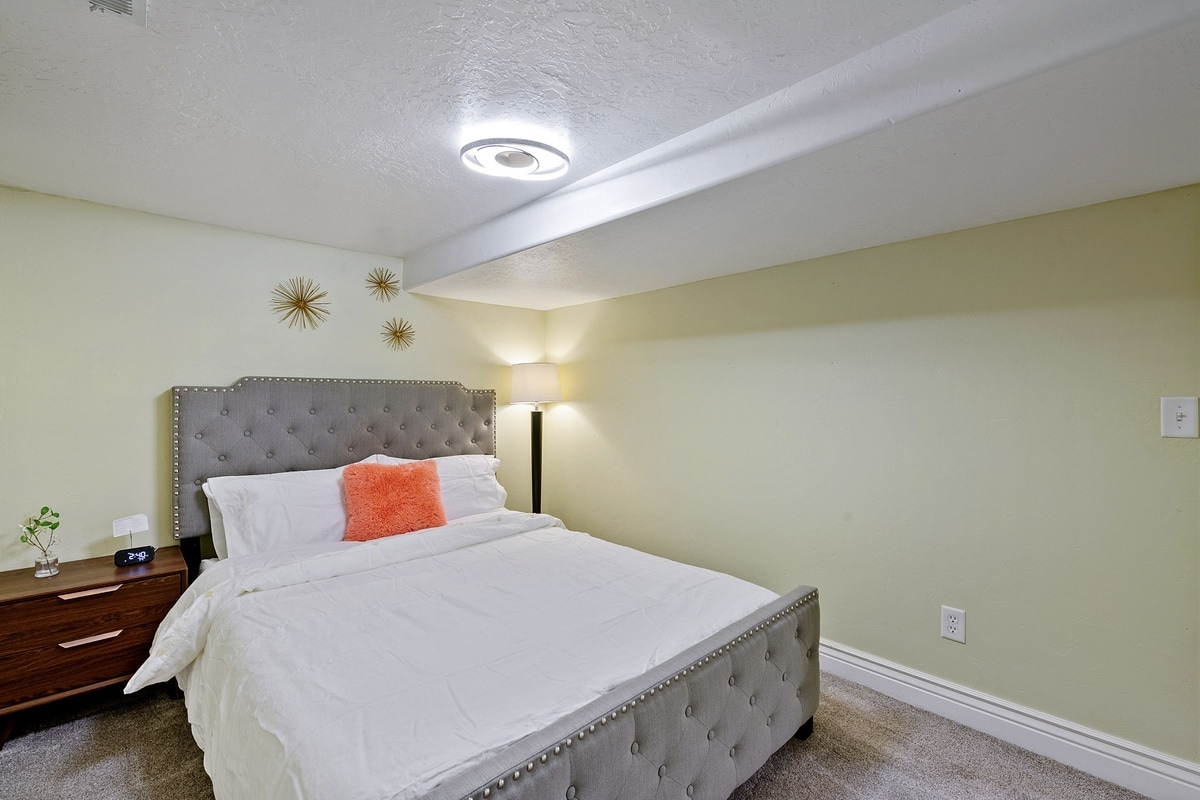 Building Photo - 980 E Bryan Ave